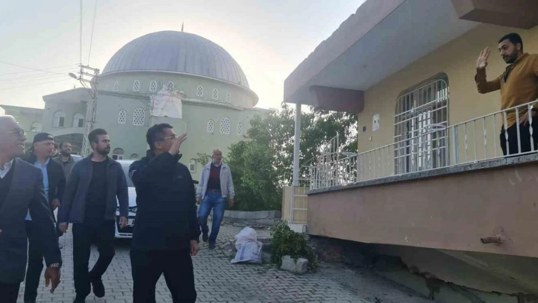 Vali Memiş, Hatay'da vatandaşların bayramını kutladı, depremde hayatını kaybedenler için dua etti