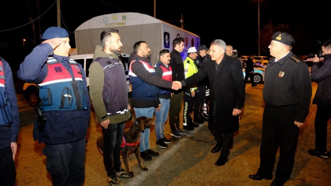 Vali Özkan yılbaşı gecesi çalışan kamu görevlilerini ziyaret etti