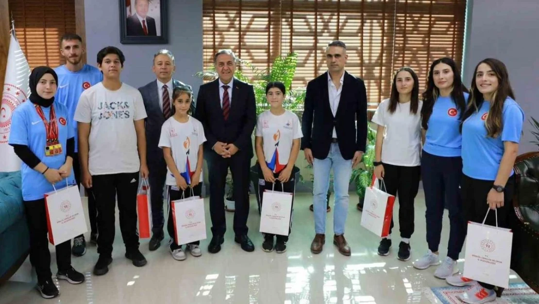 Vali Usta bocce sporcularını makamında kabul etti