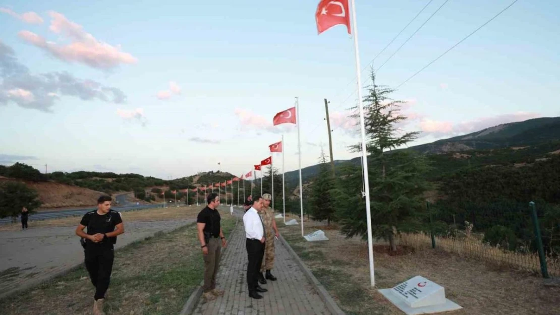 Vali Usta'dan 33 şehit anıtına ziyaret