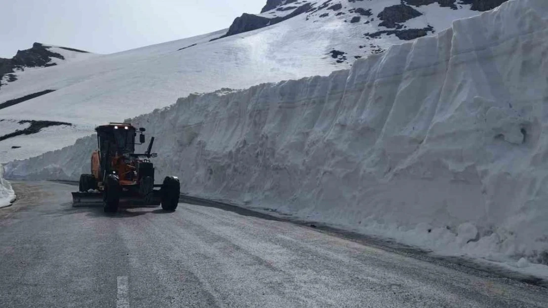 Van-Bahçesaray karayolu 132 gün sonra ulaşıma açıldı