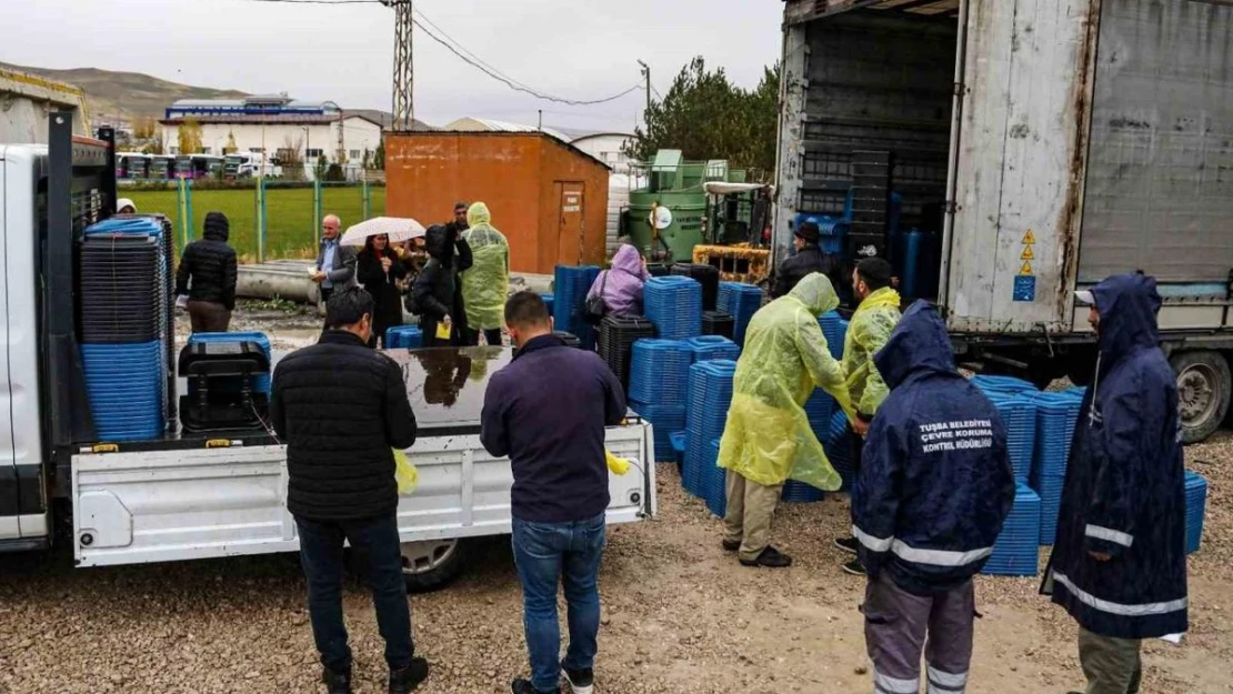 Van Büyükşehir Belediyesi 13 ilçeye 3 bin adet plastik sıfır atık kutusu dağıttı