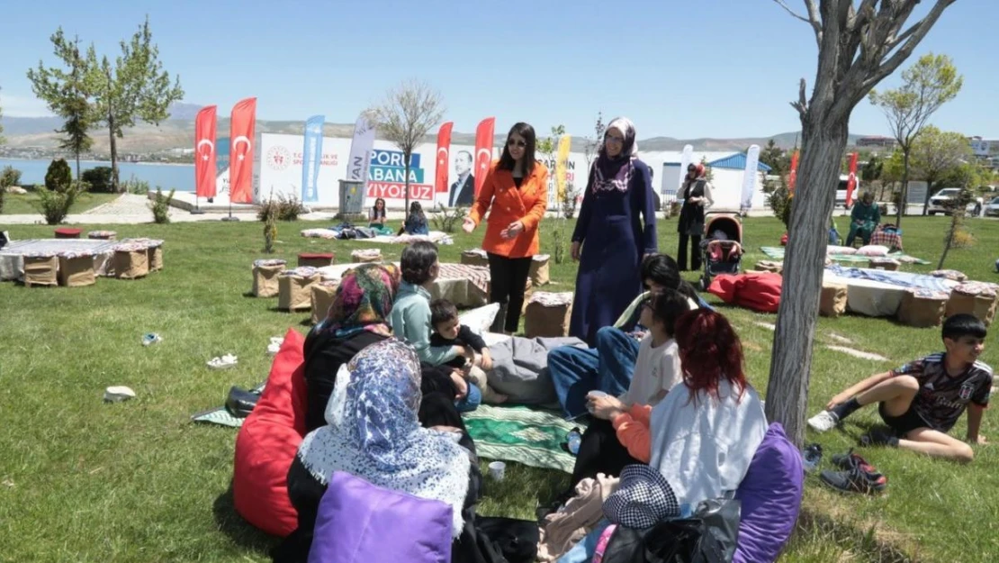 Van Büyükşehir Belediyesi depremzede aileleri Van Gölü kıyısında ağırladı