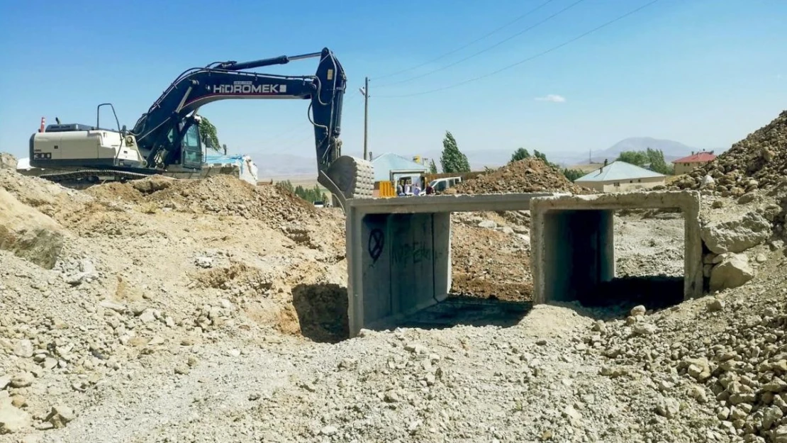 Van Büyükşehir Belediyesi kırsalda yolların altyapısını güçlendiriyor