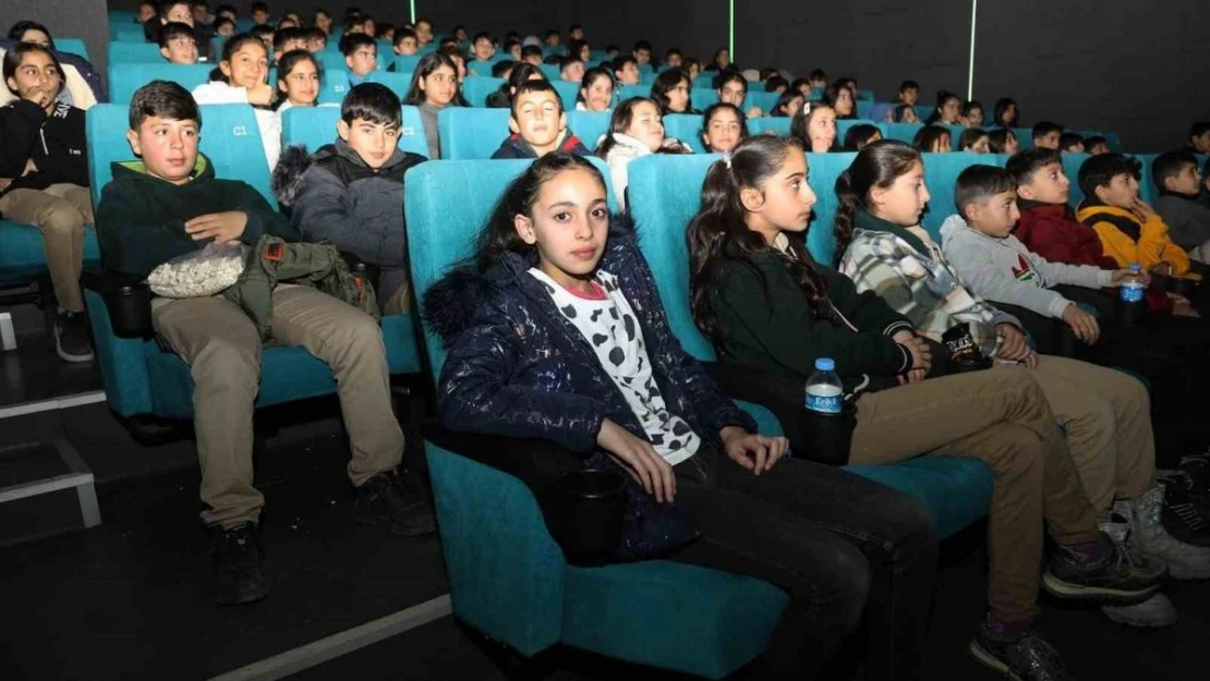 Van Büyükşehir Belediyesi öğrenciler için ücretsiz sinema projesi başlattı