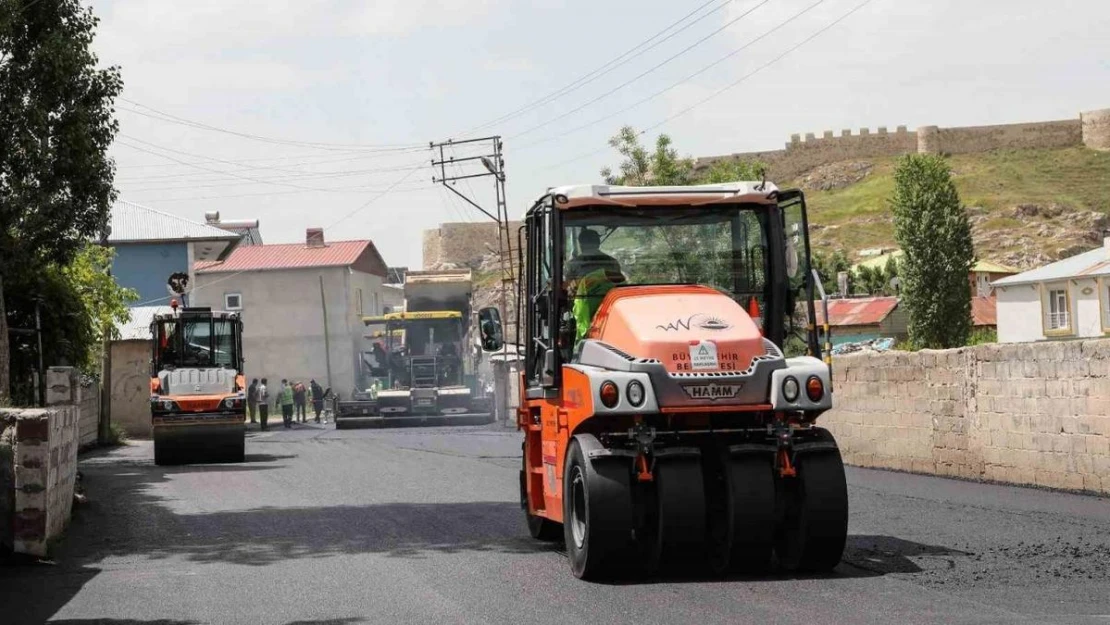 Van Büyükşehir Belediyesinden yol asfaltlama çalışması