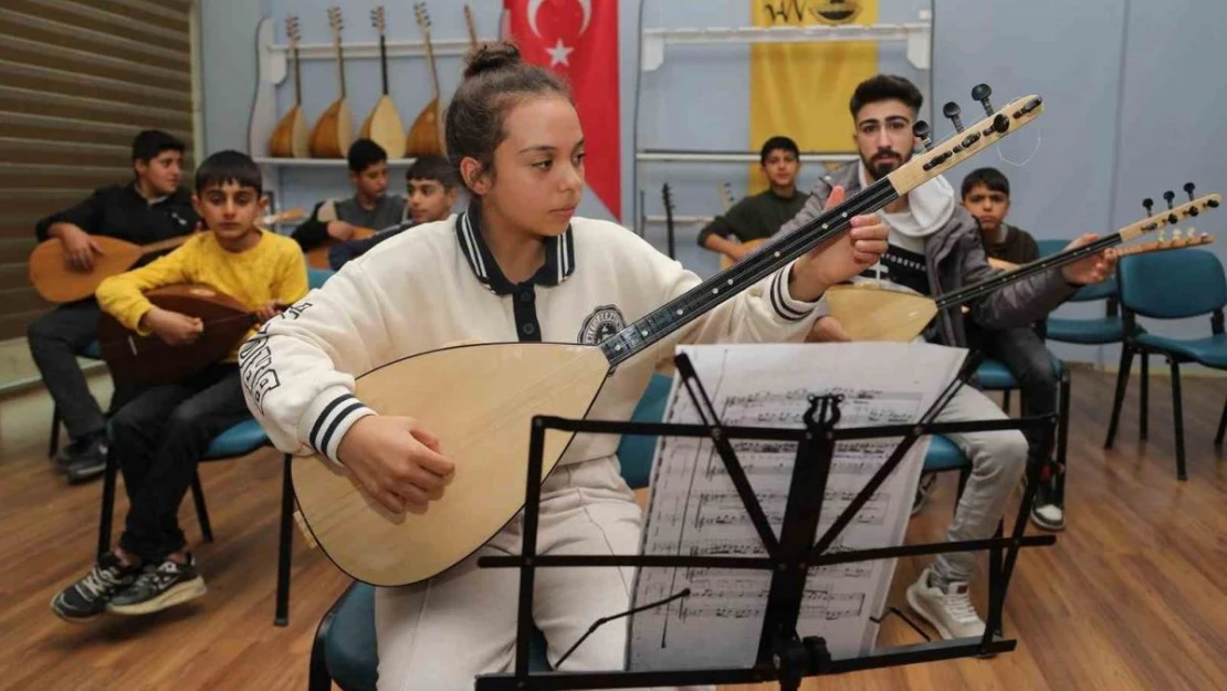 Van Büyükşehir Belediyesinin bağlama kursuna yoğun ilgi