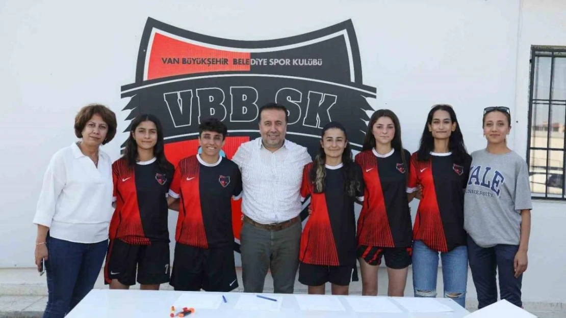 Van Büyükşehir Belediyespor Kadın Futbol Takımında toplu imza töreni