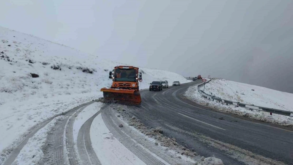 Van'da 2 bin 730 rakımlı Güzeldere Geçidi'nde kar yağışı