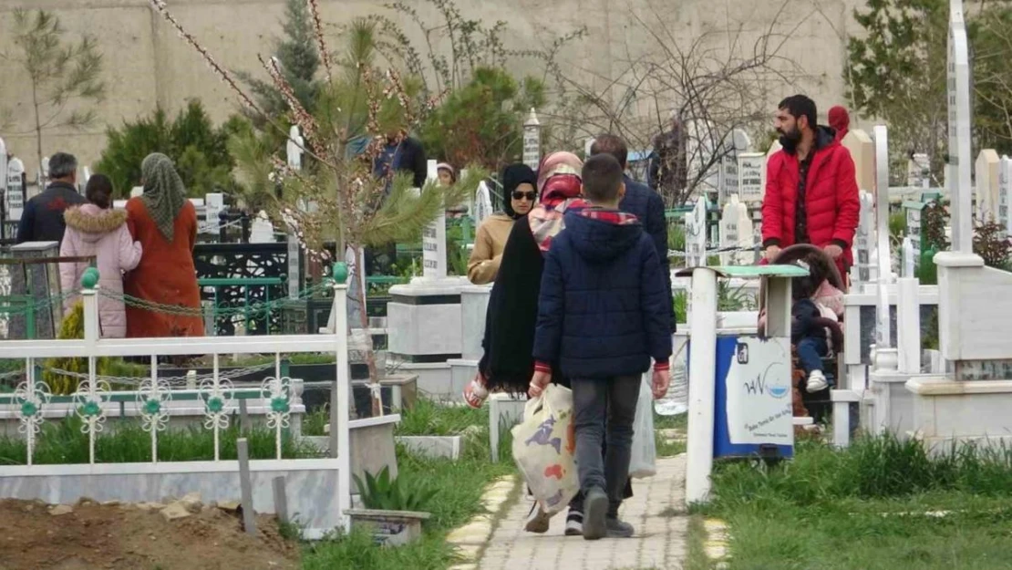 Van'da Arefe günü şehitlik ve mezarlıklar doldu taştı