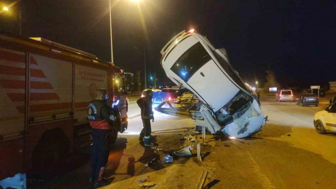 Van'da bariyerlere çarpan otomobil dik şekilde asılı kaldı: 3 yaralı