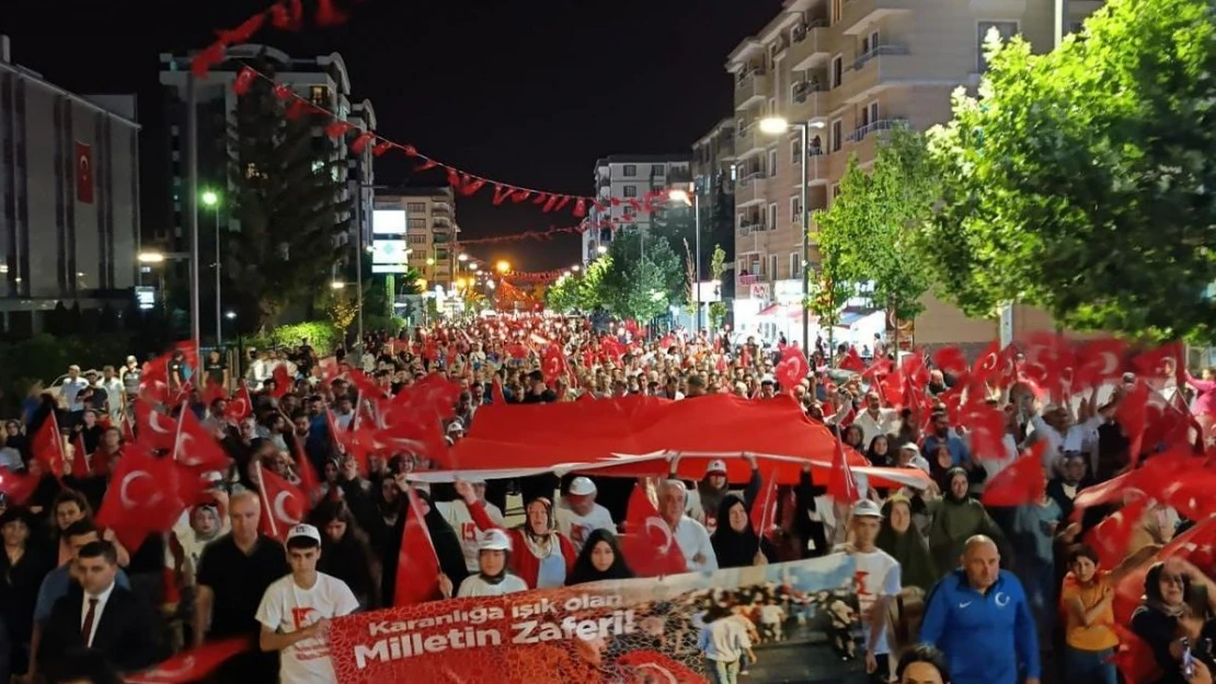 Van'da binlerce kişi '15 Temmuz' yürüyüşüne katıldı