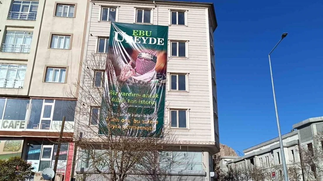 Van'da bir binaya Ebu Ubeyde'nin posteri asıldı