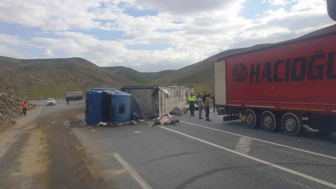 Van'da çay yüklü tır devrildi: 1 yaralı