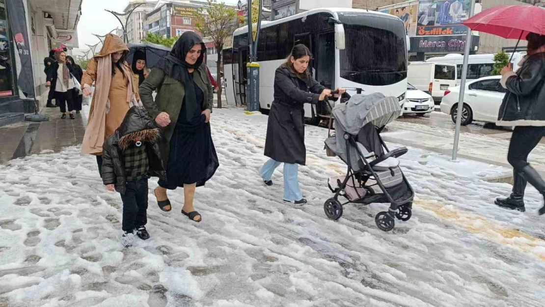 Van'da etkili olan dolu kışı aratmadı