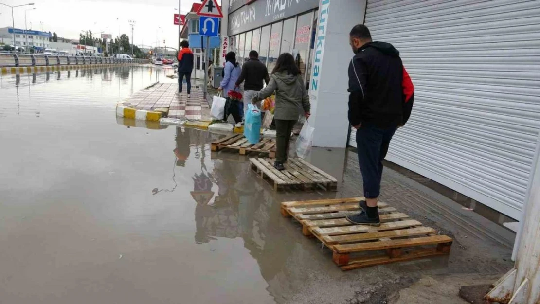 Van'da ev ve iş yerlerini su bastı