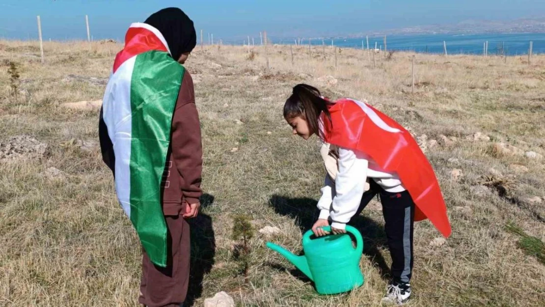 Van'da Gazzeli çocuklar adına fidan dikildi