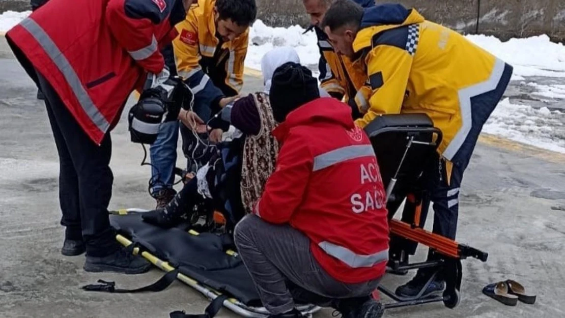 Van'da göğüs ağrısı olan yaşlı hasta için helikopter havalandı