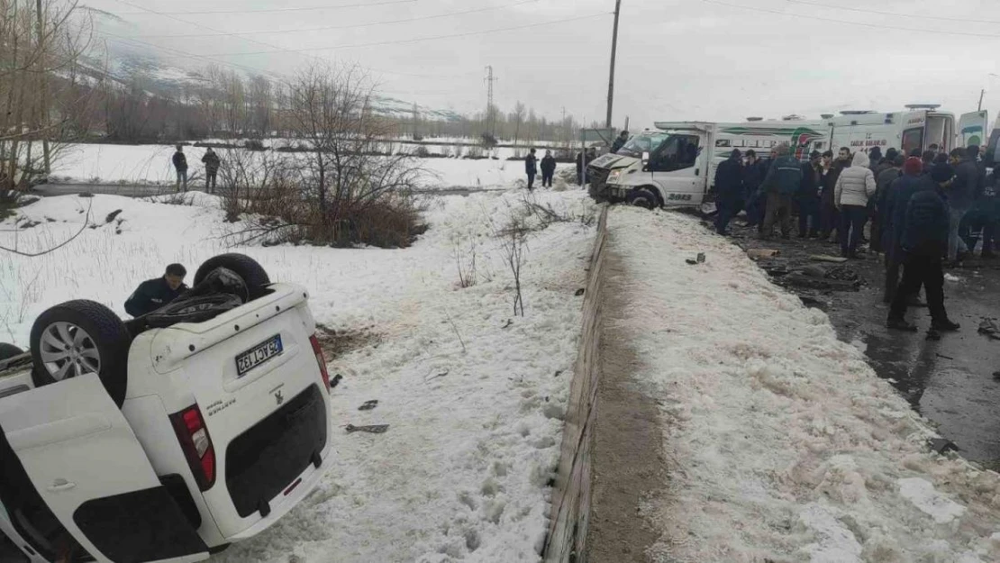 Van'da iki kamyonet çarpıştı: 7 yaralı