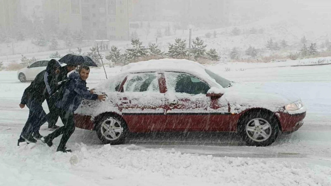 Van'da kar hayatı felç etti: Araçlar yolda kaldı