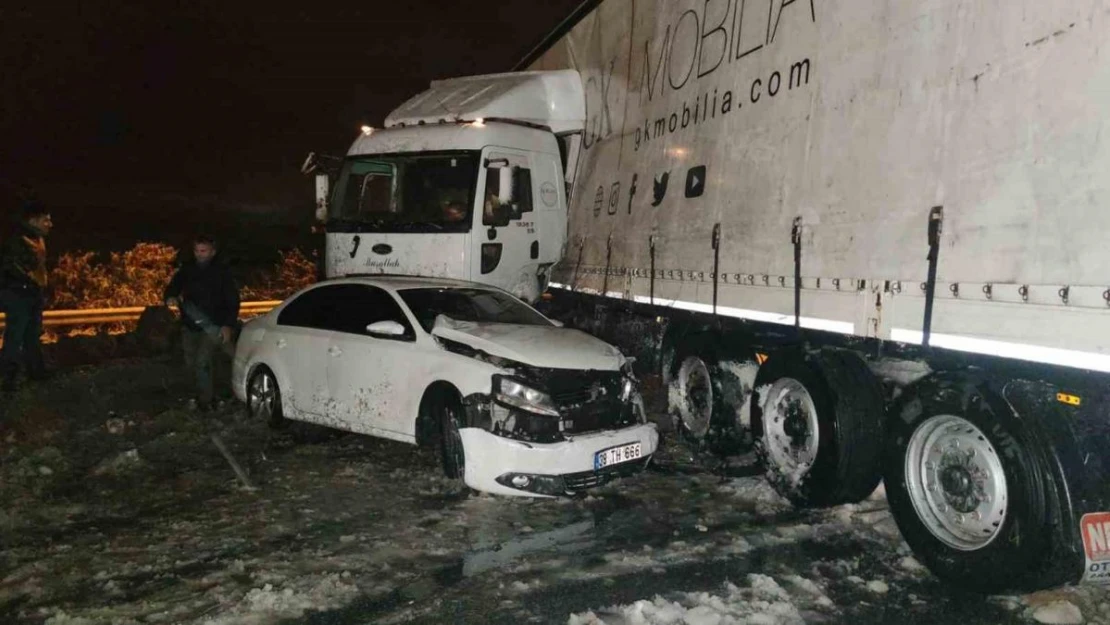 Van'da kar yağışı kazayı beraberinde getirdi