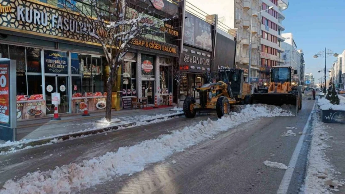 Van'da karla mücadele çalışması devam ediyor