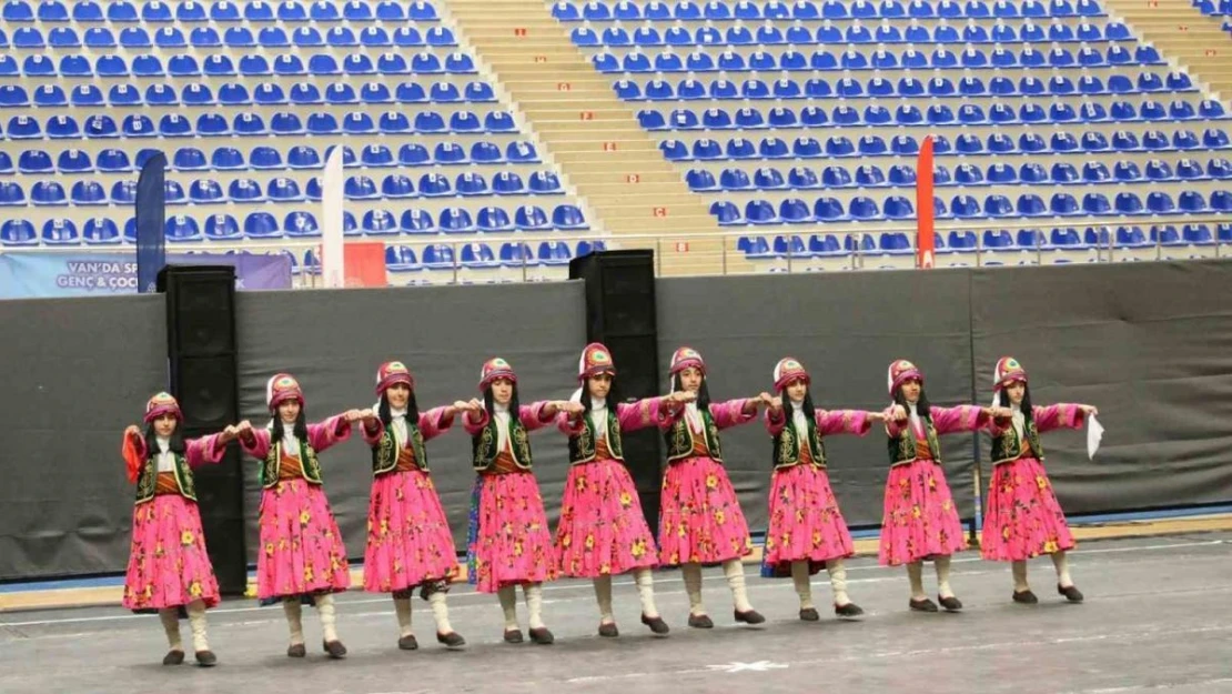 Van'da Kulüplerarası Halkoyunları Yarışması sona erdi