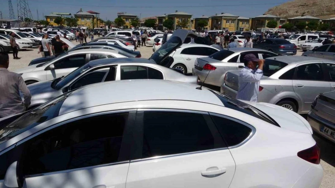 Van'da Kurban Bayramı arefesinde açık oto pazarında yoğunluk