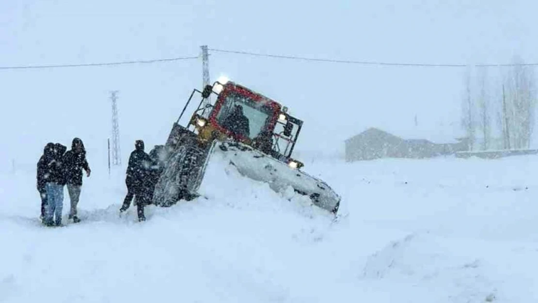 Van'da kurtarma çalışması sırasında iş makinesi kara saplandı