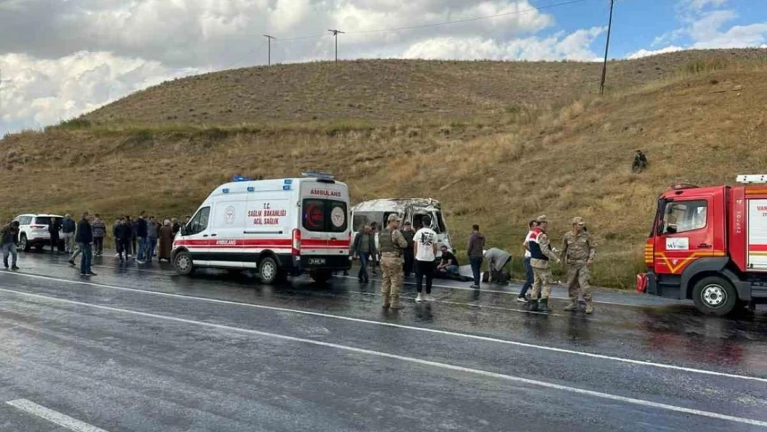 Van'da minibüs kontrolden çıktı: 10 yaralı