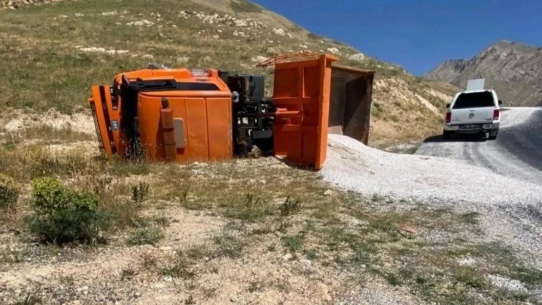 Van'da mucur yüklü kamyon devrildi: 1 yaralı