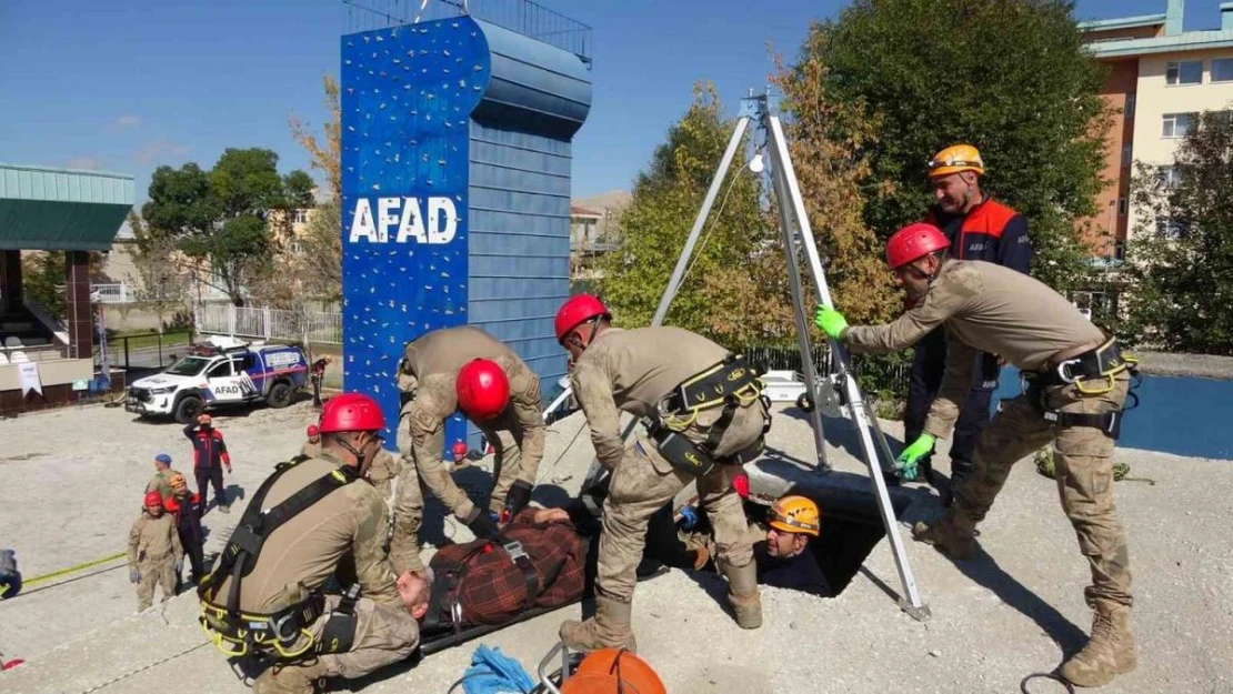 Van'da PÖH ve jandarmadan nefes kesen deprem tatbikatı