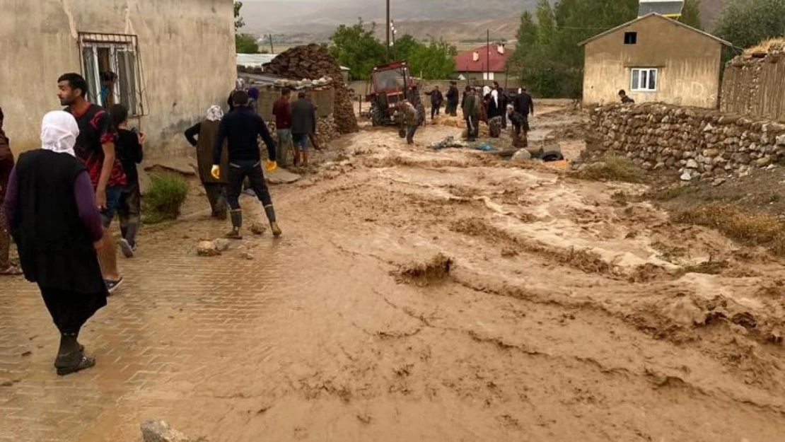 Van'da sağanak su baskınlarına neden oldu