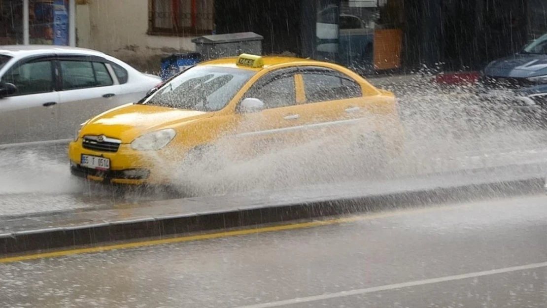 Van'da sağanak yağmur vatandaşları hazırlıksız yakaladı