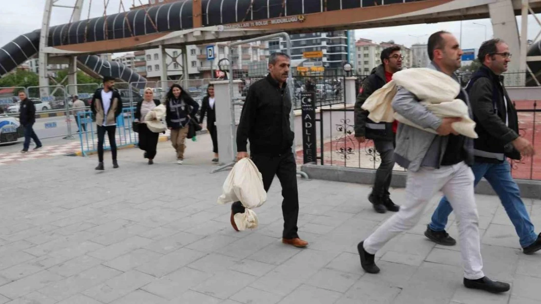 Van'da sayılan oylar İl Seçim Kurullarına getiriliyor