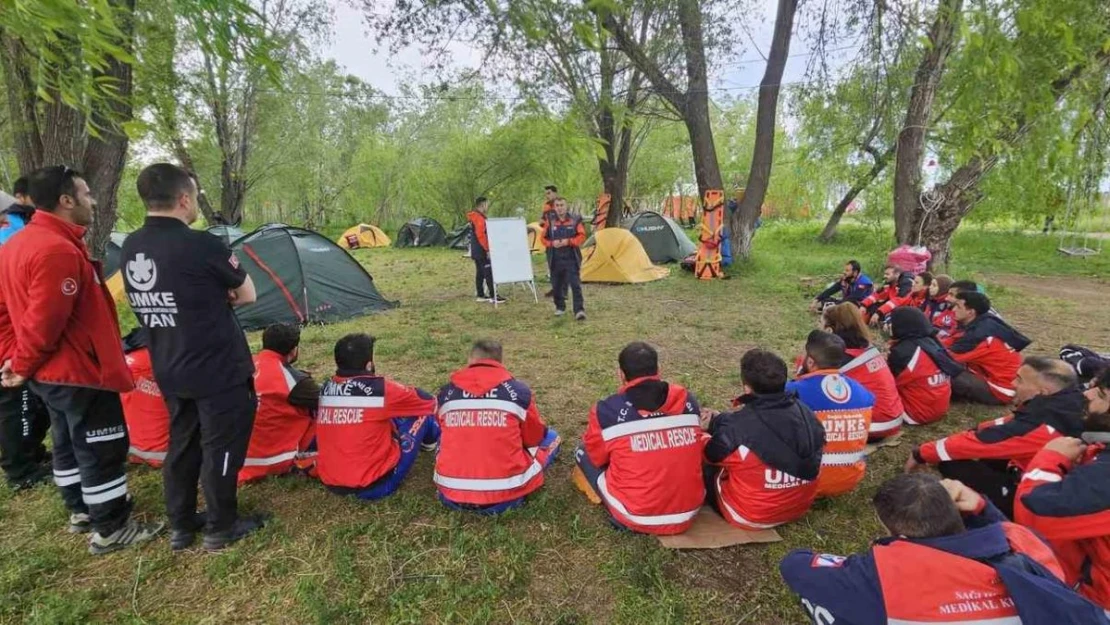 Van'da UMKE gönüllülerine temel eğitim kampı