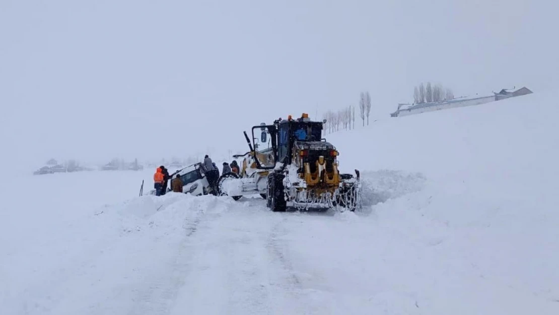 Van'da yol açma ve kurtarma çalışması