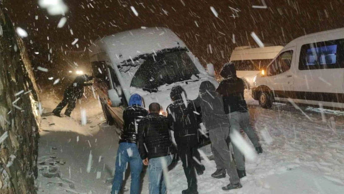 Van'da yüksek kesimlerde kar ve tipi etkili oluyor