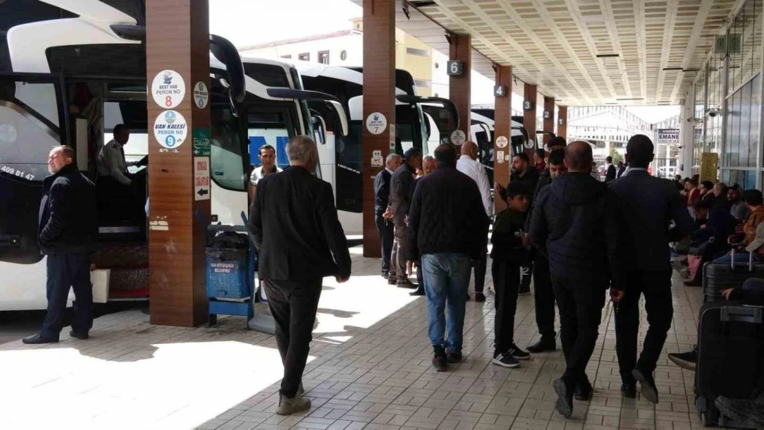 Van'daki otogarda bayram yoğunluğu başladı