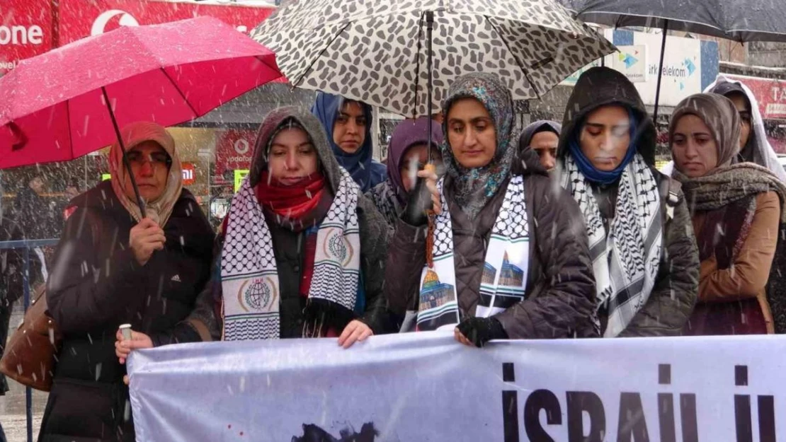 Van'daki sağlık çalışanlarından kar yağışı altında Gazze için 'sessiz protesto'