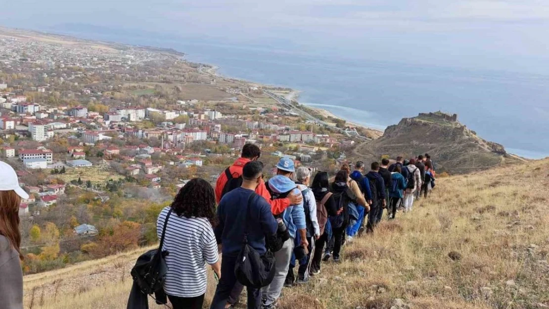 Van Gölü Aktivistleri Derneği üyeleri Adilcevaz'daki tarihi yerleri gezdi