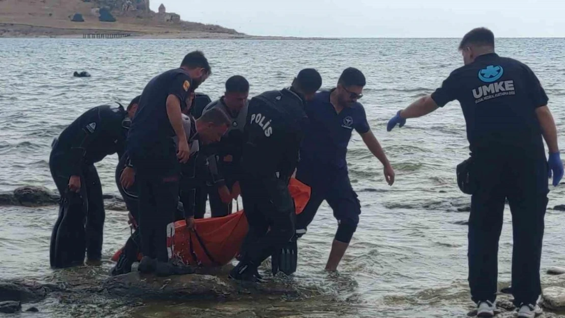 Van Gölü'nde 1 kişinin boğulduğu ihbarına giden ekipler 2 kişinin cansız bedenine ulaştı