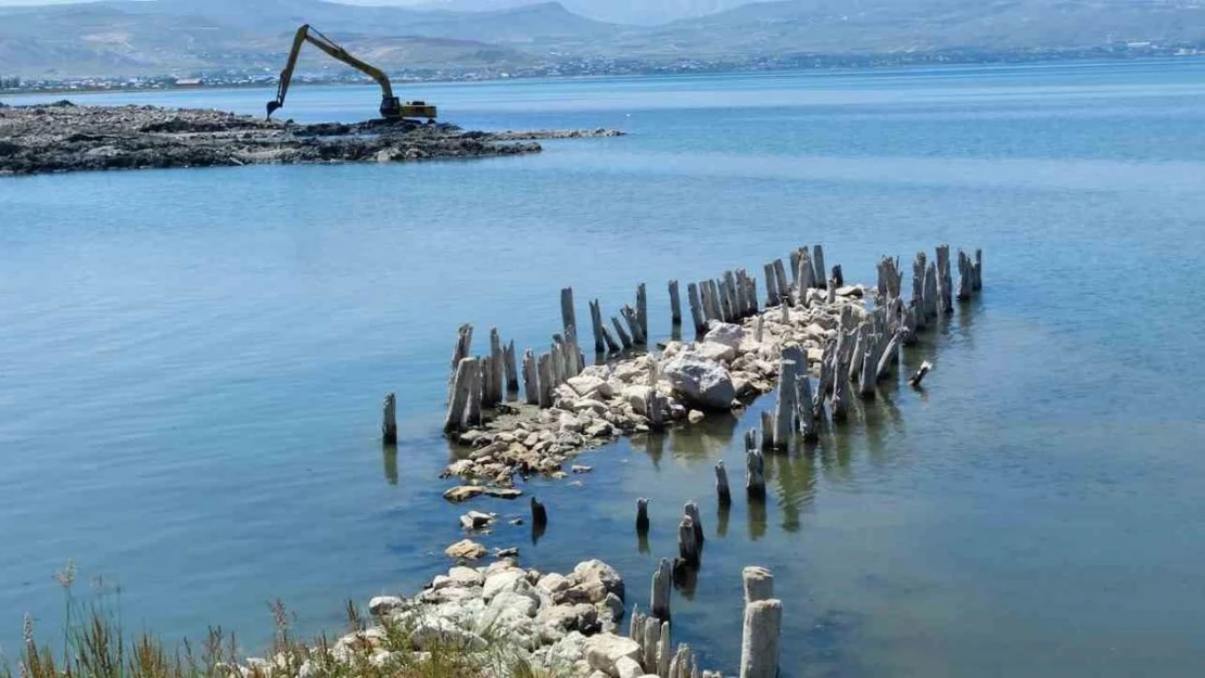 Van Gölü'nde balçık temizliği sonrası 100 yıllık iskele tamamen ortaya çıktı