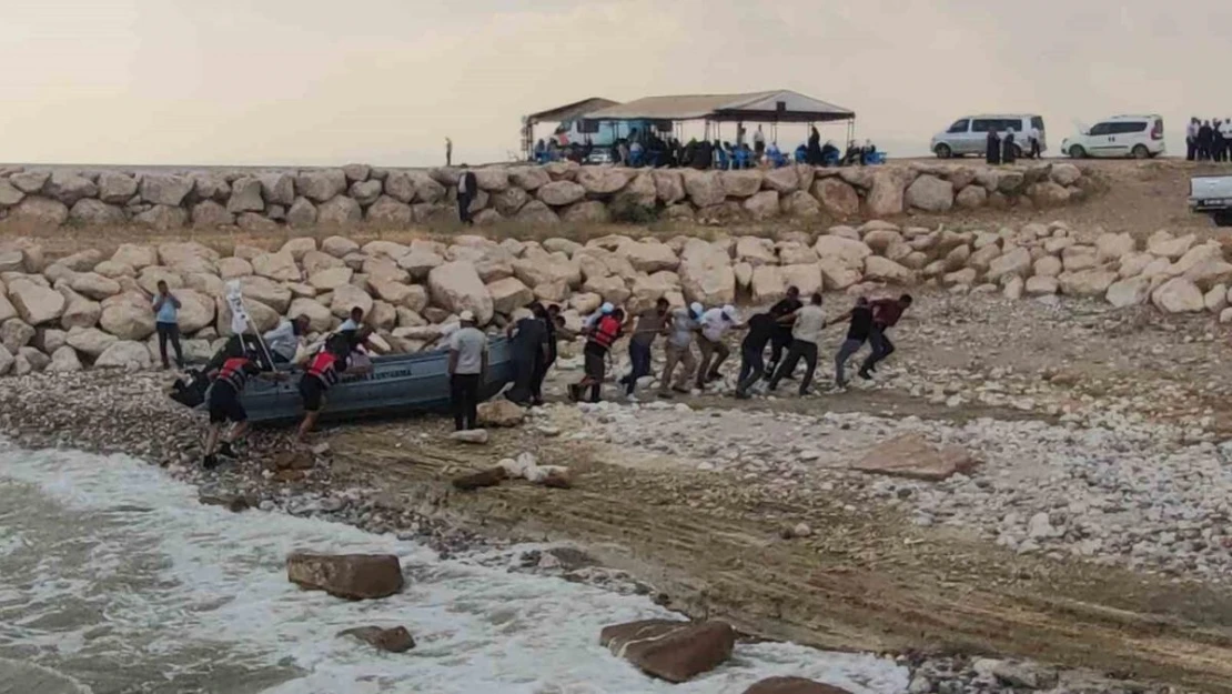 Van Gölü'nde kaybolan genci arama çalışmalarına olumsuz hava şartları nedeniyle ara verildi