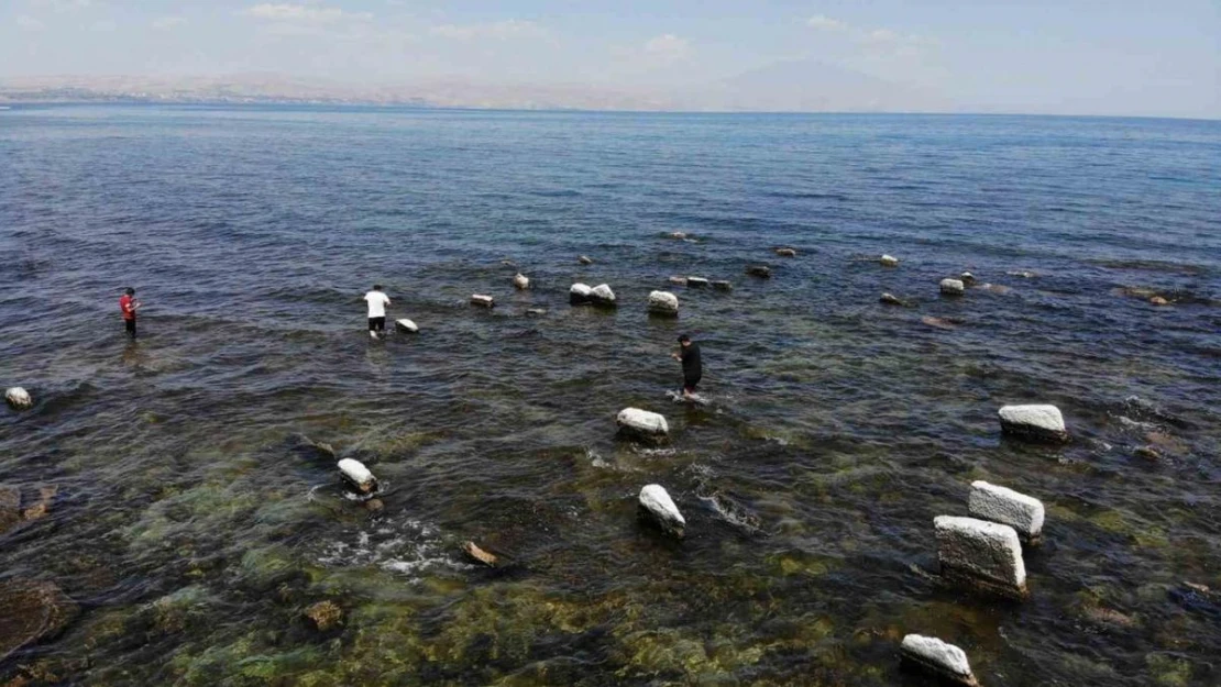 Van Gölü'nde sular çekildi, asırlık toplu mezar alanı ortaya çıktı