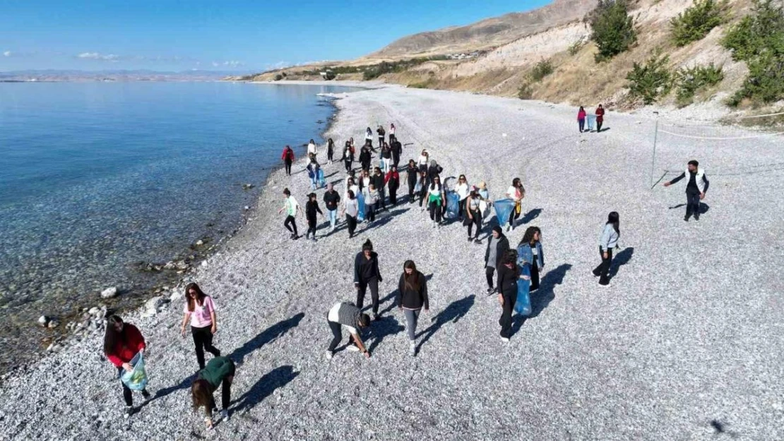 Van Gölü'nde zumba yapıp çevreyi temizlediler