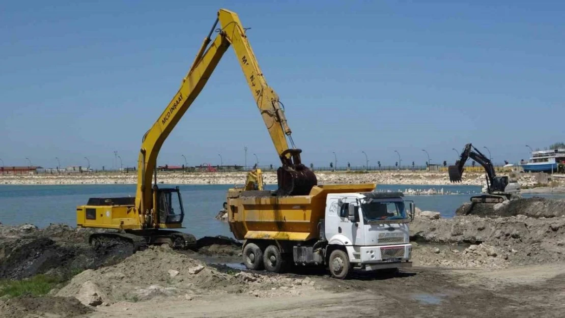 Van Gölü'nden 2 milyon 700 bin metreküp çamur çıkartılacak