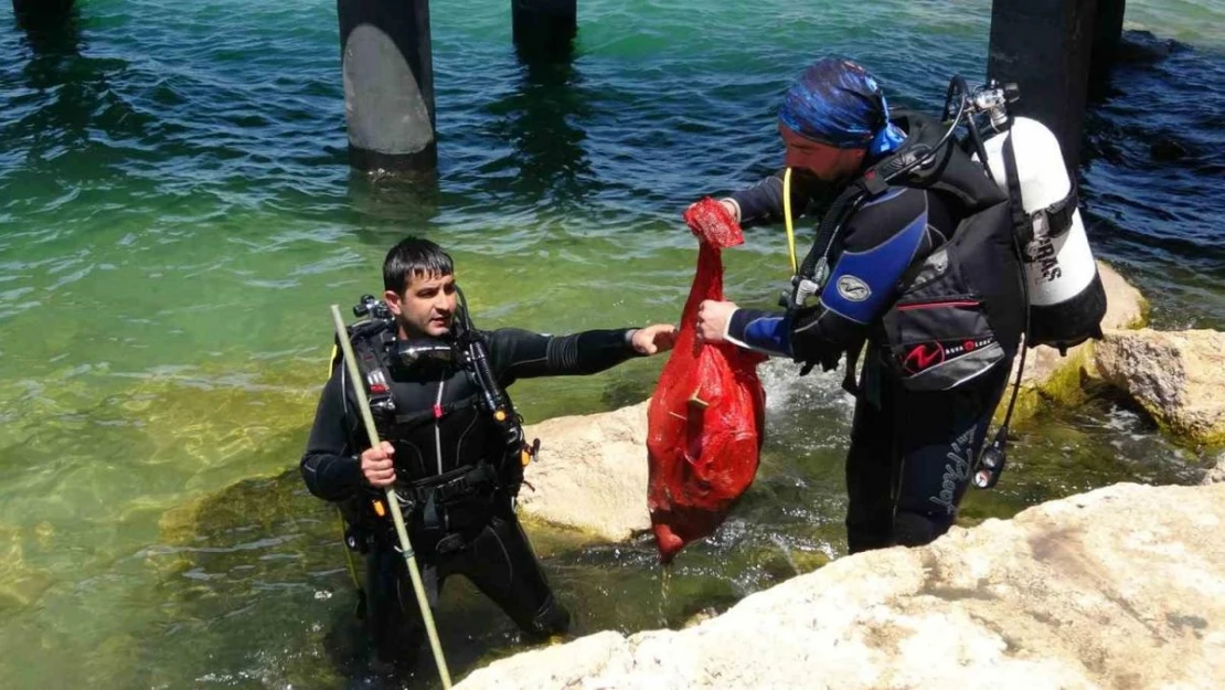 Van Gölü'ne dalış yapan dalgıçlar 10 dakikada çok miktarda çöp çıkardı