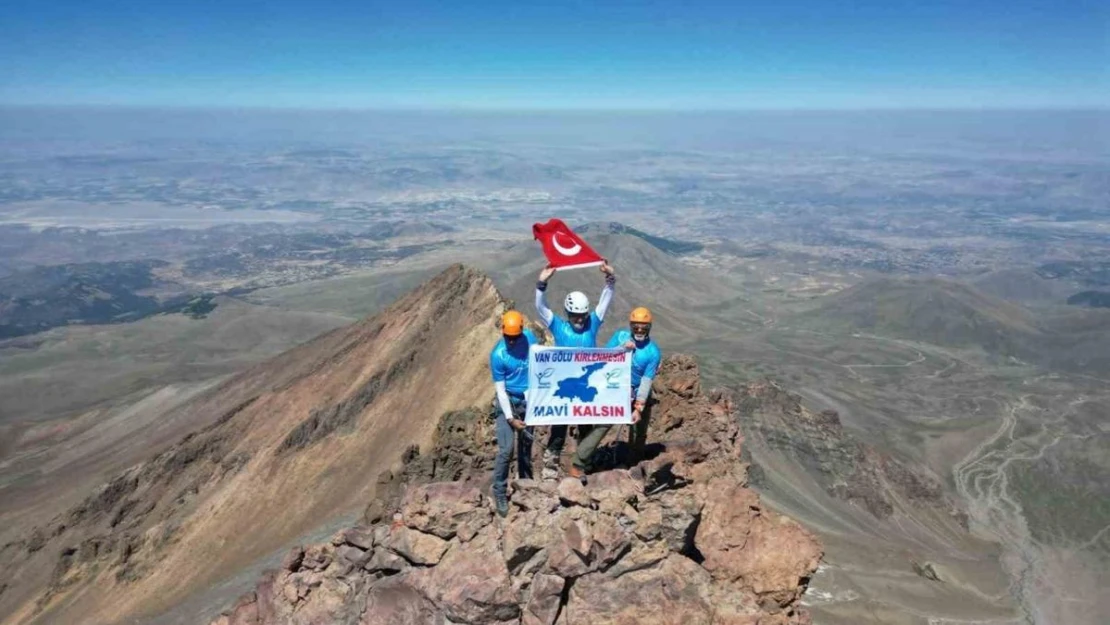 Van Gölü'ne dikkat çekmek için Erciyes Dağı'na tırmandılar