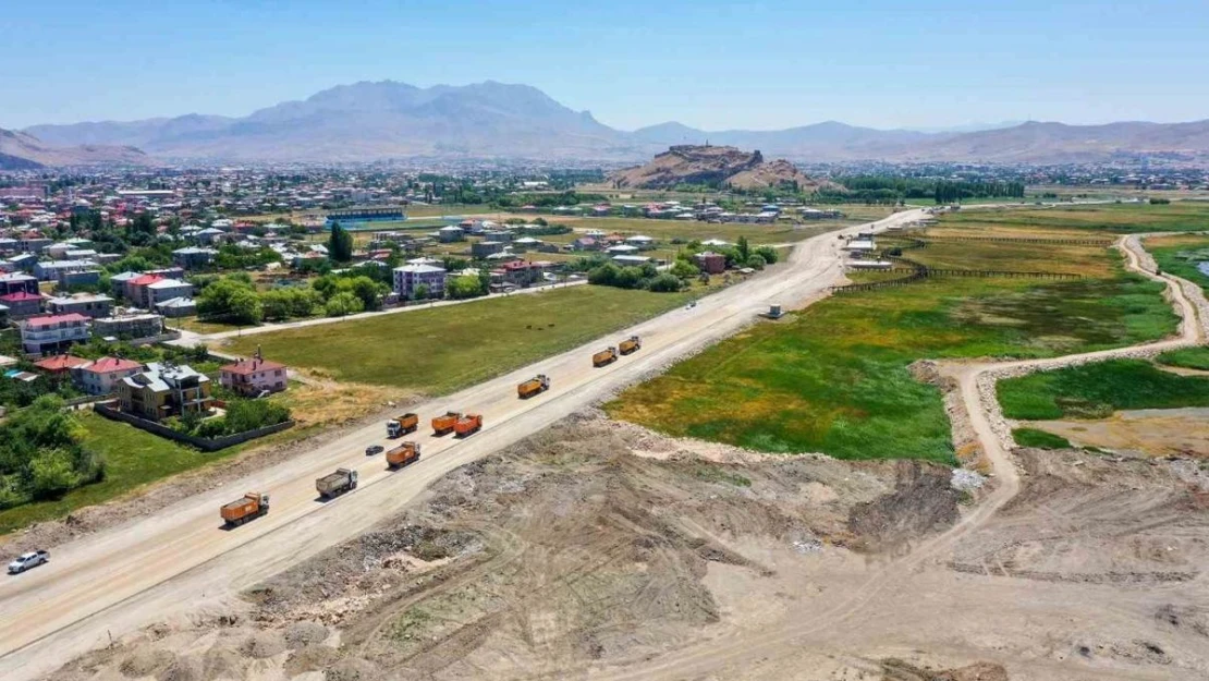 Van Gölü'nün gerdanlığı sahil yolunda hummalı çalışma